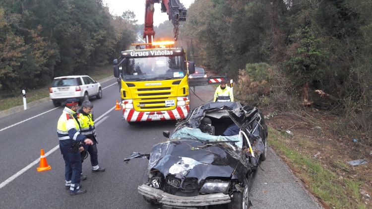 Policia i els operaris retirant el vehicle accidentat © Carles Masferrer/ACN