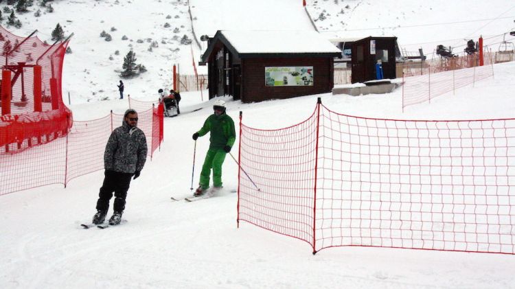 Dos esquiadors fan les primeres baixades per les pistes de Vallter 2000 (arxiu) © ACN