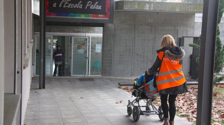 Un alumne de l'escola Palau de Girona amb problemes de mobilat entrant al centre © ACN
