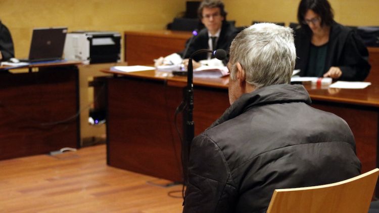 El processat, assegut avui a la banqueta de l'Audiència de Girona © ACN