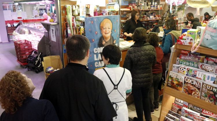 Cua al davant del quiosc del mercat del Lleó de Girona © ACN