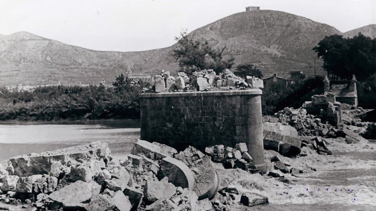Imatge del pont del Ter de Torroella destruït durant la Guerra Civil © Josep Vert