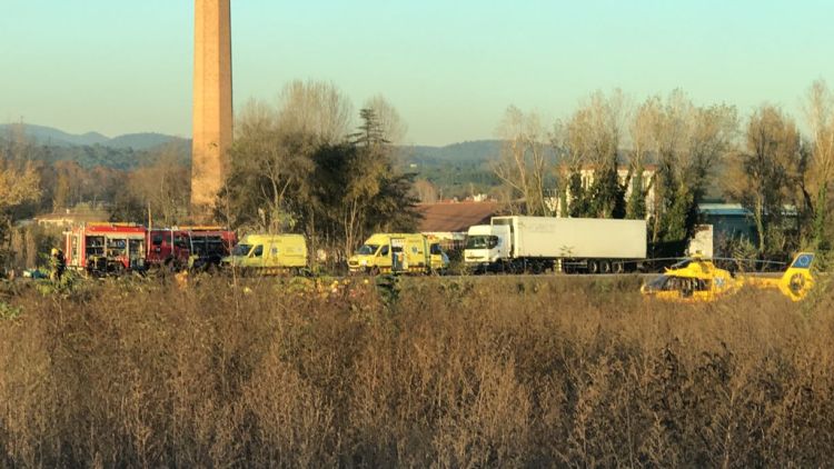 Efectius d'emergències treballant en l'accident © Sergi Espinosa