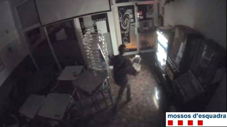 El detingut captat per una càmera de seguretat robant en un establiment del Gironès