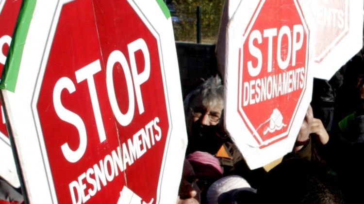 Detall d'uns cartells de la PAH demanant 'Stop desnonaments' © ACN