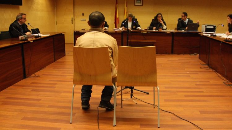 L'acusat d'haver violat una noia a un pis de Figueres avui al judici © ACN
