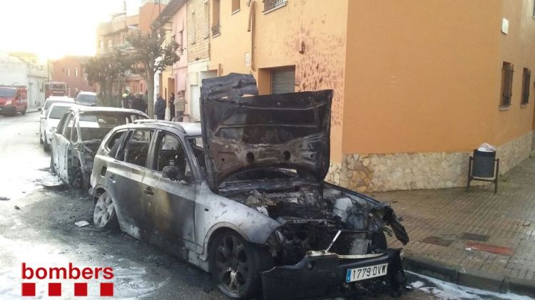 Els vehicles calcinats i la façana cremada