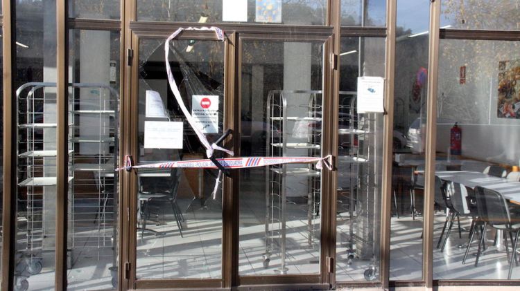 Porta per on han entrat els lladres © ACN