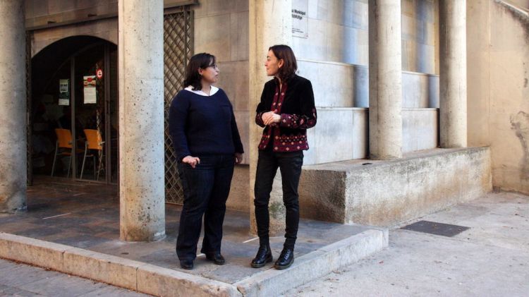 La regidora de Drets Socials, Sílvia Paneque, conversant amb la directra de l'Oficina Municipal d'Habitatge, Judith Espuche © ACN