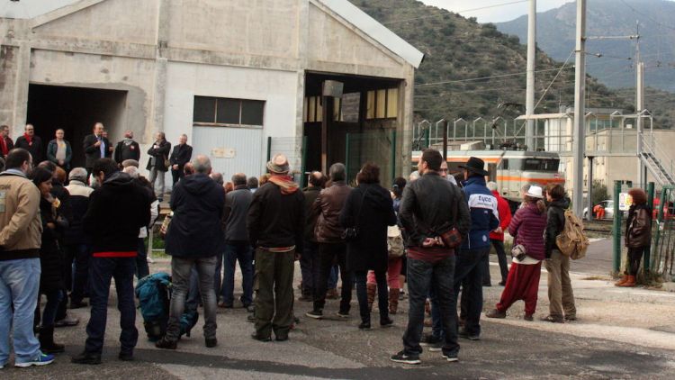 Concentració de protesta en contra de la supressió del tren nocturn a l'estació de Cervera de la Marenda