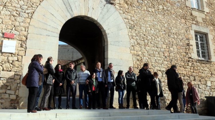 El rector de la UdG, Sergi Bonet, envoltat de membres del Consell de Direcció, durant el repic de campanes © ACN