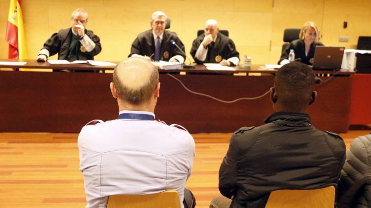 L'acusat (dreta) davant el tribunal de l'Audiència de Girona © ACN