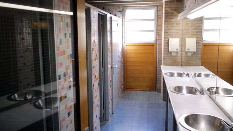 Els lavabos de la facultat on, segons va denunciar una estudiant, el sospitós la va gravar © ACN