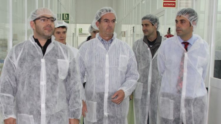 Santi Vila (dreta) acompanyat per l'alcalde de la Vall d'en Bas, Miquel Calm (centre) i l'alcalde de Besalú, Lluís Guinó © ACN