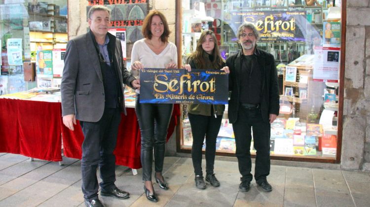 Els responsables del joc, Kim Planella i Judith Hierro, amb Marta Madrenas i el responsable de la llibreria © ACN
