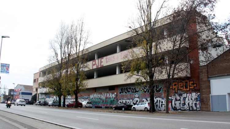 Les naus de l'antiga fàbrica Simon, a la carretera de Barcelona, aquesta tarda © ACN