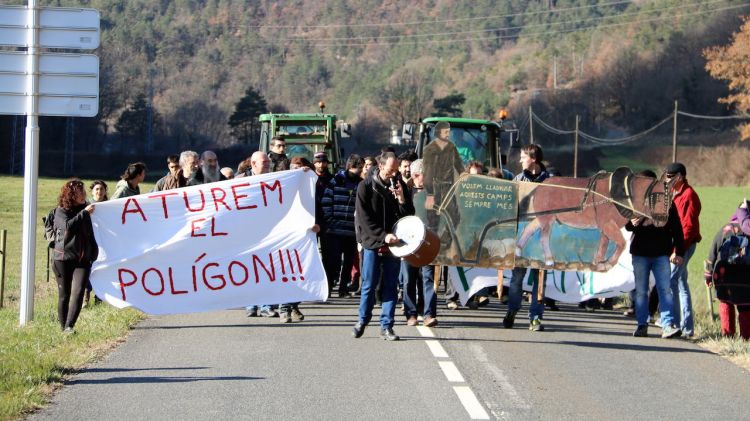 Marxa que els veïns de Ripoll i les Llosses han fet per la C-26 © ACN