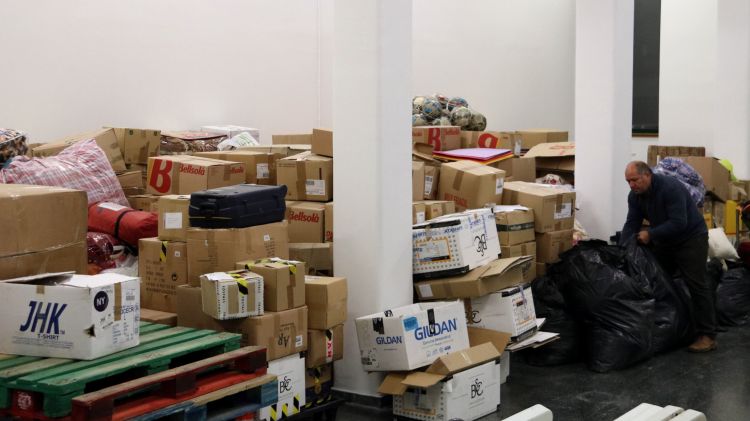 El president d'ASPS, Nachaat Waez, posant en ordre tot el material que enviaran a Síria © ACN