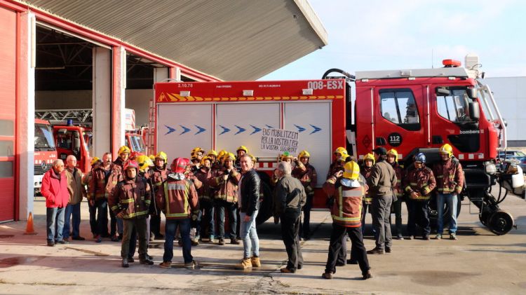 Els Bombers davant el camió-tren específic per atendre emergències al túnel de Pertús © ACN