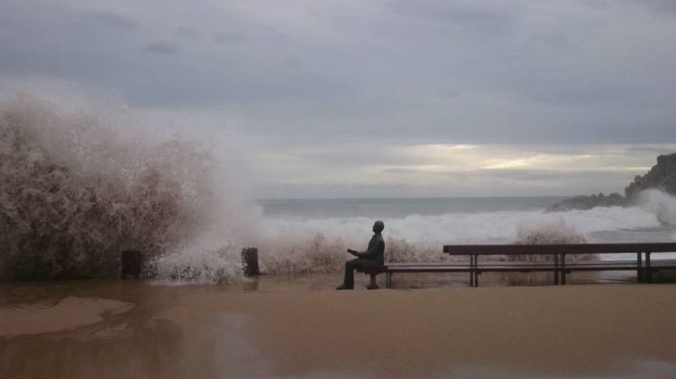 El temporal colpejant el Passeig Martítim de Blanes © José Manuel (@talaixero/Instagram)