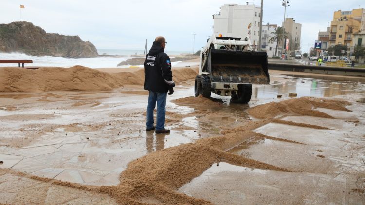 Una màquina treballant aquest dimarts al matí a la platja de Blanes © ACN