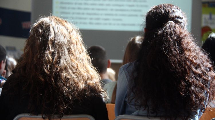 Dues menors, d'esquena, en una aula d'una escola gironina © ACN