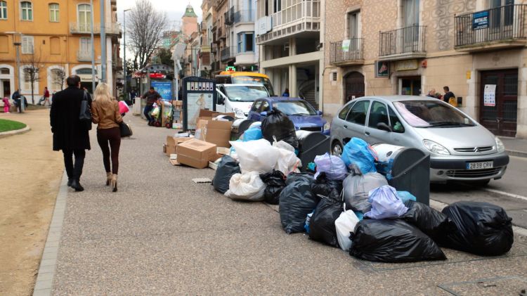 Bosses d'escombraries fora dels contenidors a la plaça Catalunya el primer dia de vaga indefinida © ACN
