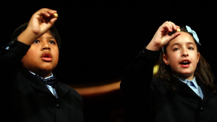 Dos nens de San Ildefonso mostrant un quart premi, el 59444 © ACN