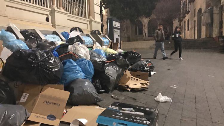Les escombraries amuntegades al costat de l'Ajuntament de Figueres, aquest vespre © M. Estarriola