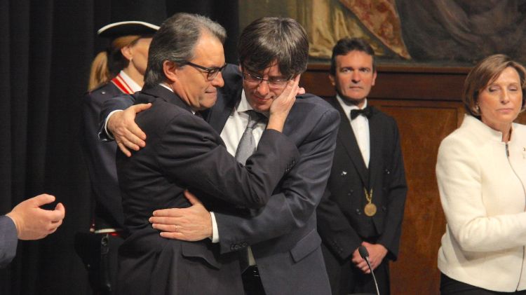 Artur Mas abraçant Carles Puigdemont durant la presa de posessió com a president de la Generalitat © ACN