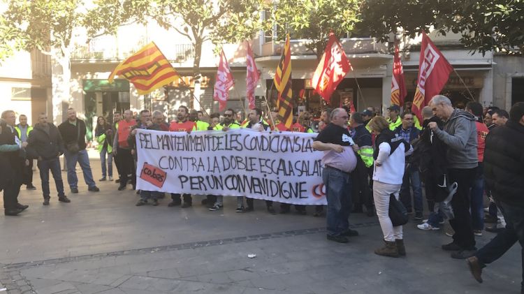 Treballadors de Fisersa manifestant-se aquesta tarda davant l'Ajuntmaent de Figueres © M. Estarriola
