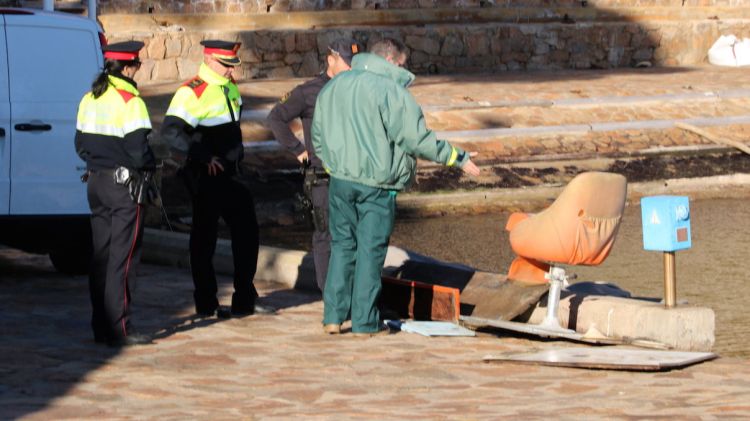 Mossos d'Esquadra i Guàrdia Civil amb les restes de l'embarcació trobades © ACN