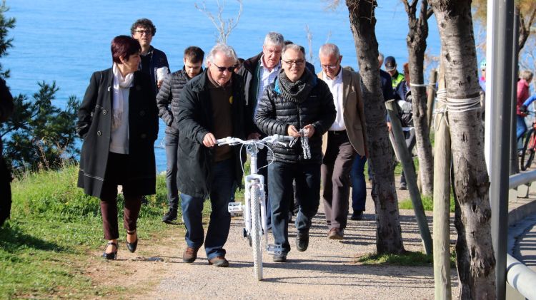 Mou-te en bici, representants de l'Ajuntament i amics de la víctima portant la bicicleta blanca al lloc de l'accident © ACN