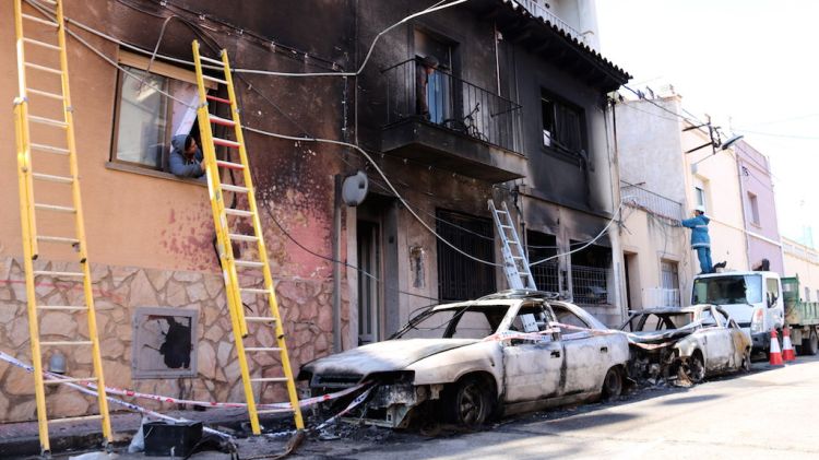 Dos vehicles totalment cremats i dos habitatges afectats al carrer Mina del Nord © ACN