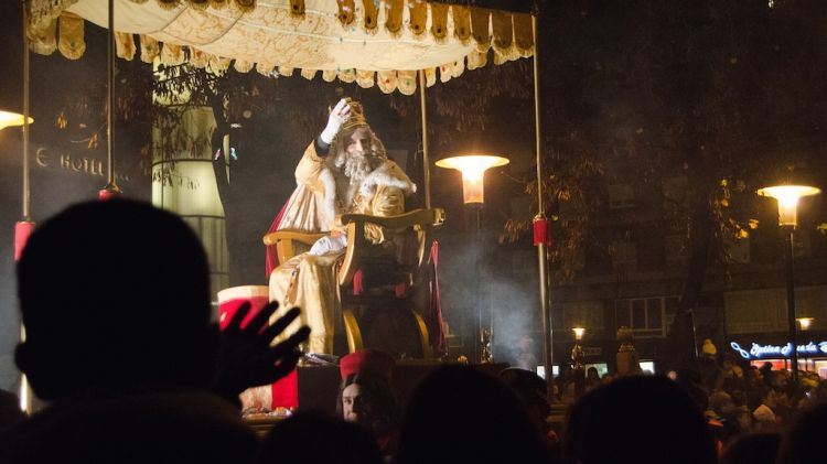 El rei blanc tira caramels als assistents a la Cavalcada dels Reis Mags a Girona © ACN
