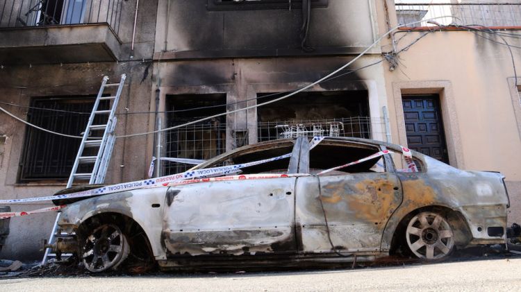 Un dels cotxes cremat al carrer Mina del Nord © ACN