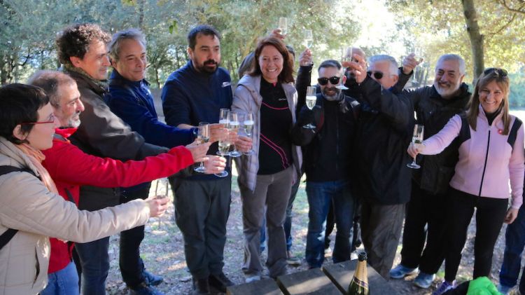 Membres dels dos consistoris brindant amb cava per celebrar l'acord © ACN