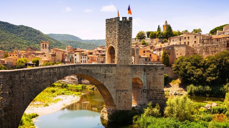 El Pont Vell amb la vila medieval de Besalú de fons