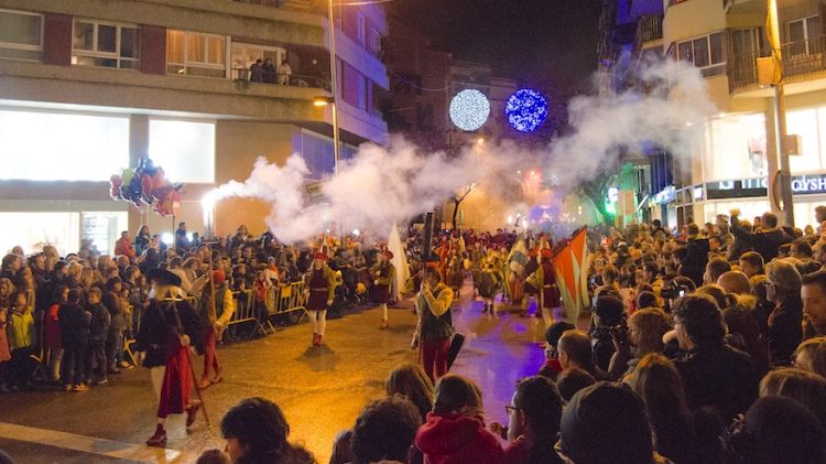 Patges de la cavalcada dels Reis Mags de Girona animant els assistents l'any passat © ACN