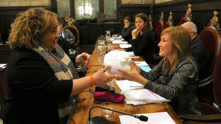 Pujola (C's), entrega una guardiola a la regidora d'Hisenda per mofar-se dels pressupostos © ACN