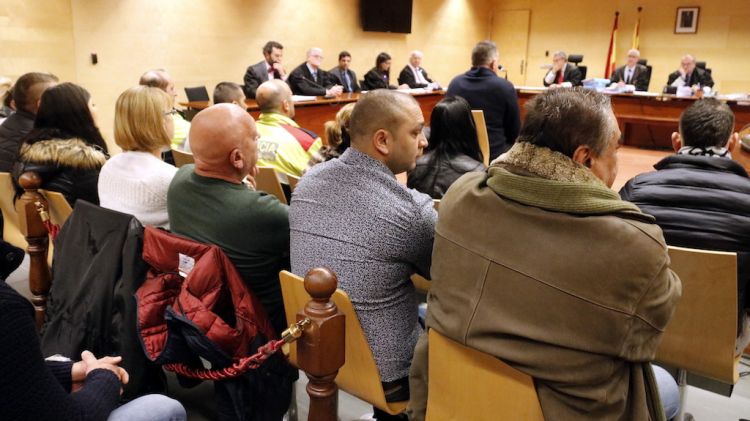 Els deu acusats d'explotar sexualment dones a l'N-II, asseguts a la banqueta dels acusats © ACN