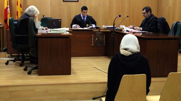 L'acusada durant la vista que s'ha celebrat avui al jutjat penal número 1 de Figueres © ACN