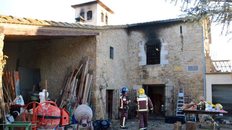 Els bombers revisant la casa afectada © ACN