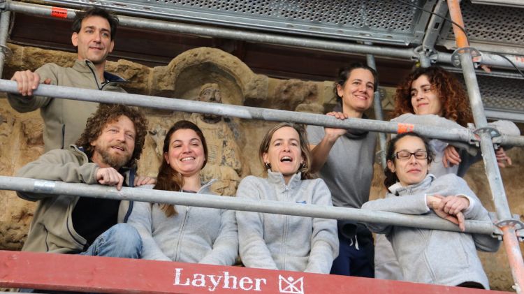 L'equip de restauradors a sobre la bastida amb el Pantocrator darrera © ACN