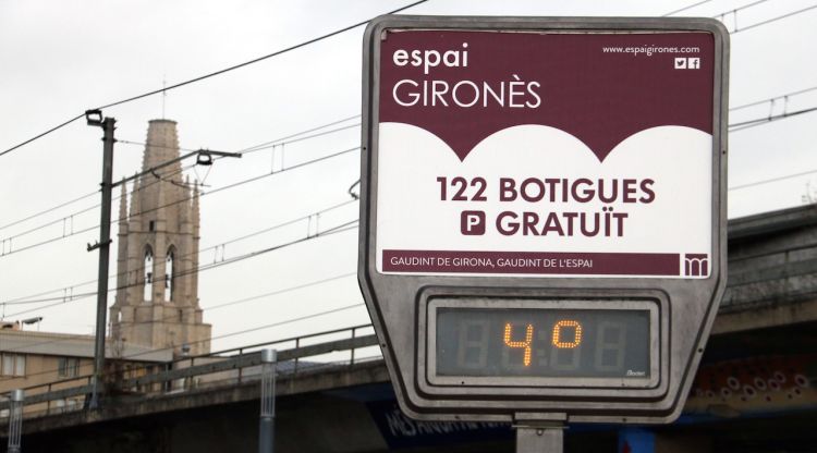 Un termometre al centre de Girona, aquest matí © ACN