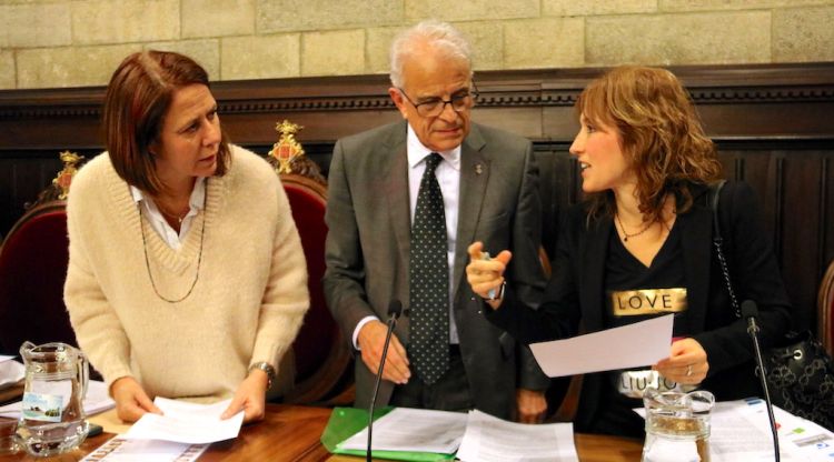 L'alcaldessa, Marta Madrenas (esquerra) amb Eduard Berloso i  Maria Àngels Planas © ACN