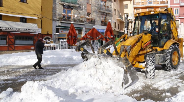 Una de les màquines excavadores que estan treien neu dels carrers © ACN