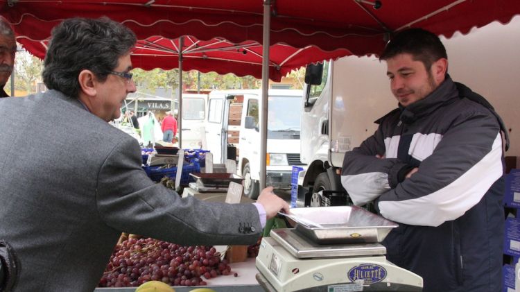 Enric Millo ha fet campanya aquest matí al mercat setmanal de Banyoles © ACN