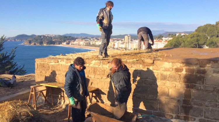 Treballs de reconstrucció d'una casa ibera a Lloret de Mar