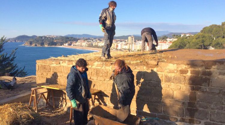 Treballs de reconstrucció d'una casa ibera a Lloret de Mar